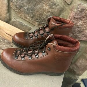 Dunham Men's Brown Leather Boots  8 1/2 very clean, well built boots!